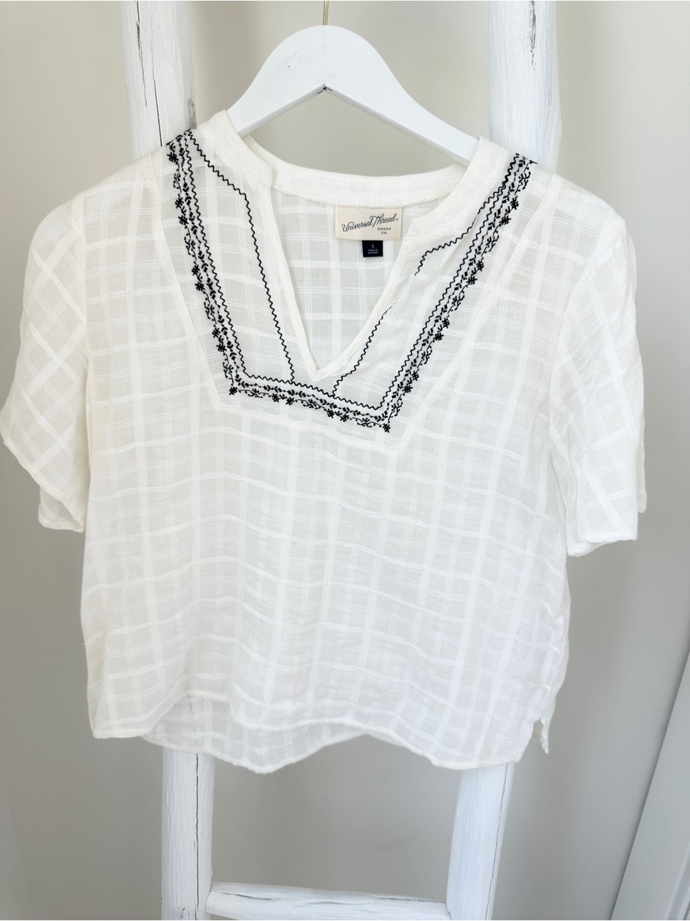 Universal Thread White Short-Sleeve V-Neck Embroidered Lightweight Cotton Blouse
